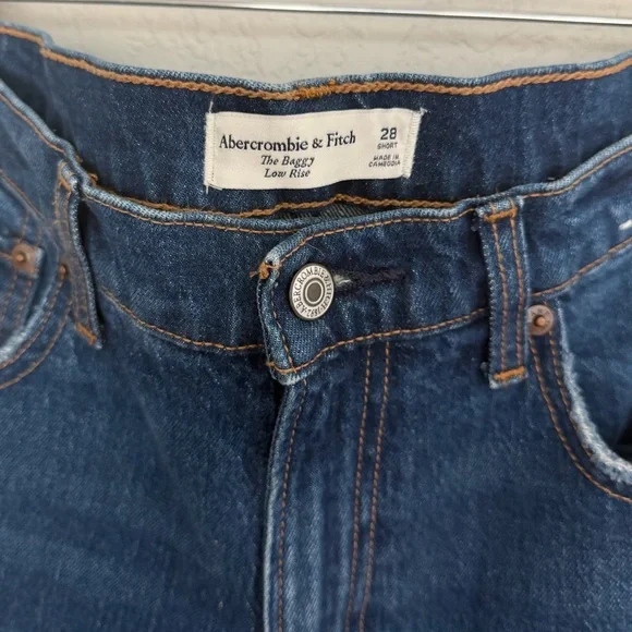 Abercrombie & Fitch Low Rise Baggy Jean Size 28 Short
NWOT - Picture 4 of 4